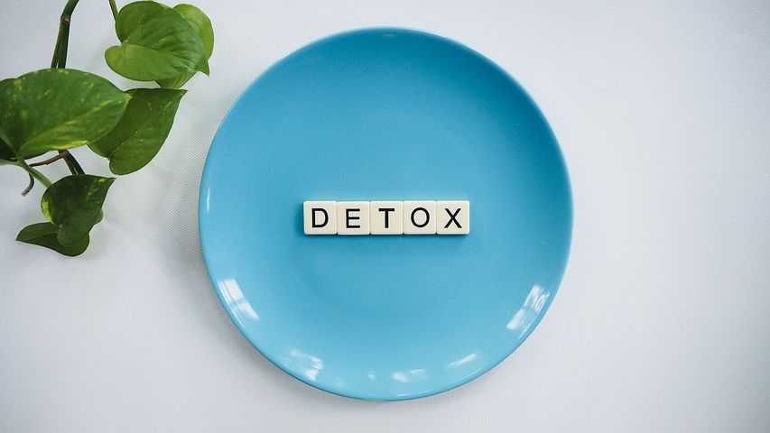 'detox' text on the plate